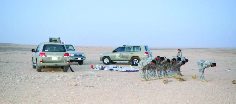 مشاهد لرجال حرس الحدود وقت الإفطار وصلاة المغرب (واس)