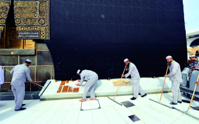 عمال النظافة يعملون على مدار الساعة (واس)