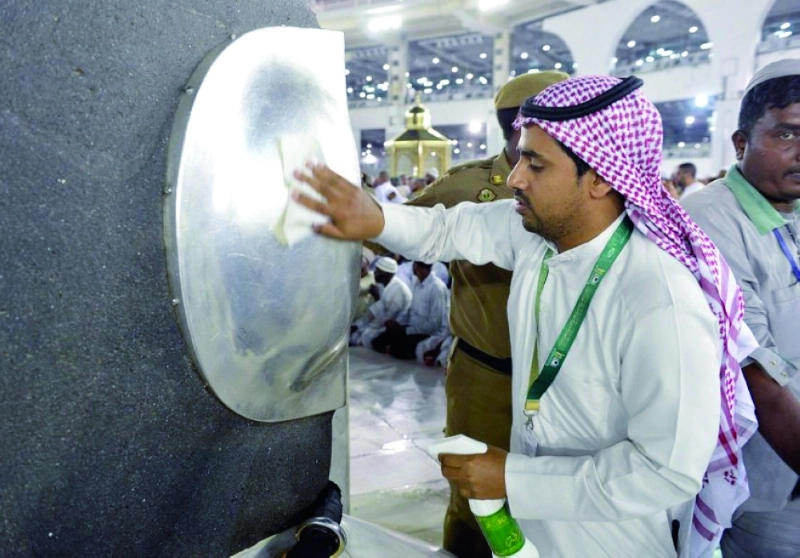 تنظيف وتعقيم الحجر الأسود