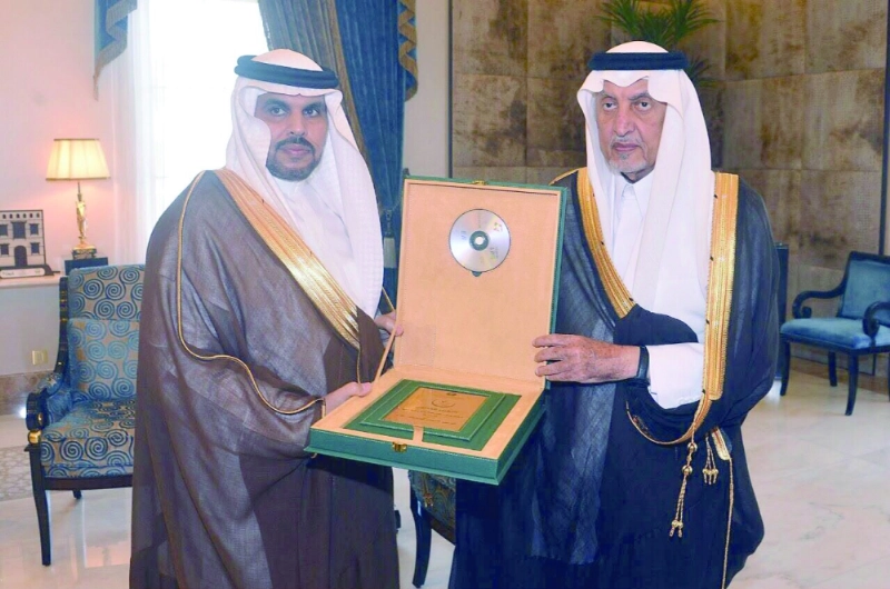 خالد الفيصل متسلما التقرير (واس)