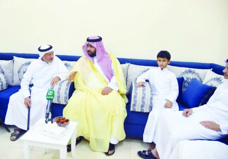 محمد بن عبدالعزيز معزيا أسرة الشهيد الغزواني (واس)
