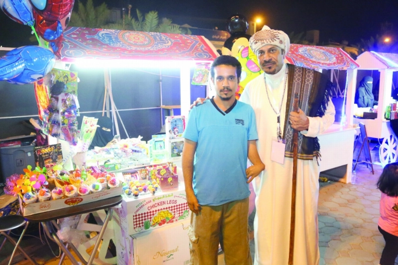 العمدة مع أحد أصحاب المشاريع من ذوي الاحتياجات الخاصة ( محمد عبداللطيف)