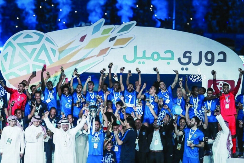 تتويج الهلال بدوري جميل الموسم الماضي (مكة)