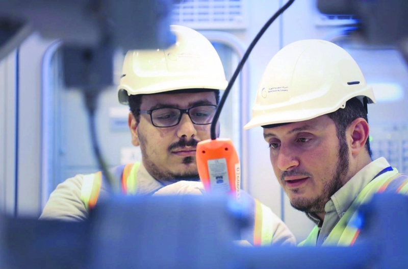 مهندسو كهرباء أثناء متابعة أعمال الشركة (مكة)