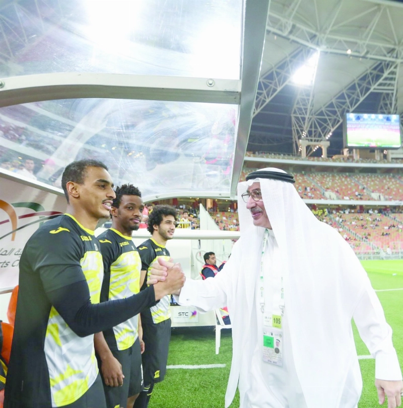 حاتم باعشن يصافح لاعبي الاتحاد (مكة)