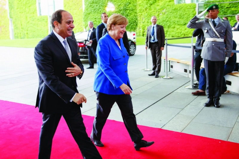 السيسي وميركل في برلين أمس (إ ب أ)