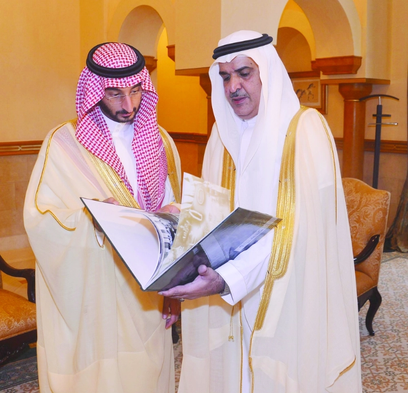 عبدالله بن بندر يتسلم التقرير من وليد بافقيه (واس)