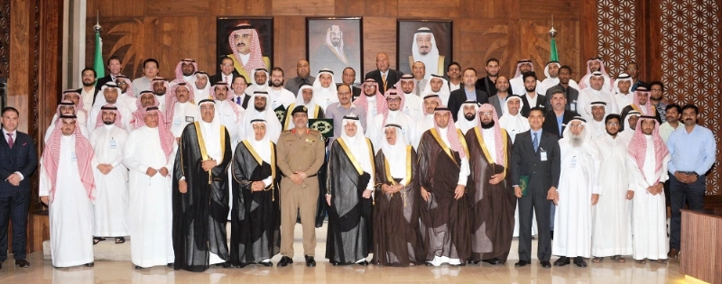 سعود بن نايف متوسطا الفائزين بجائزة المنطقة للسائق المثالي (واس)