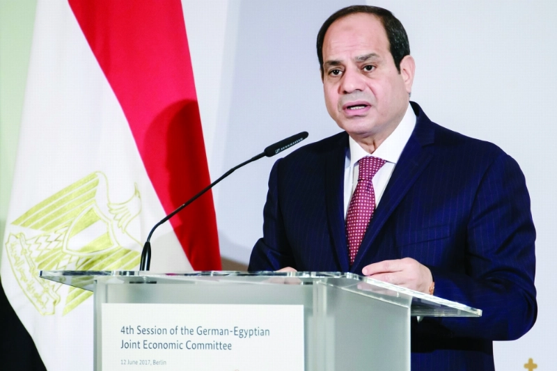 السيسي متحدثا للصحفيين في برلين أمس الأول (إ ب أ)