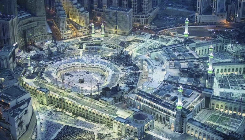 مصلون في المسجد الحرام أمس (واس)