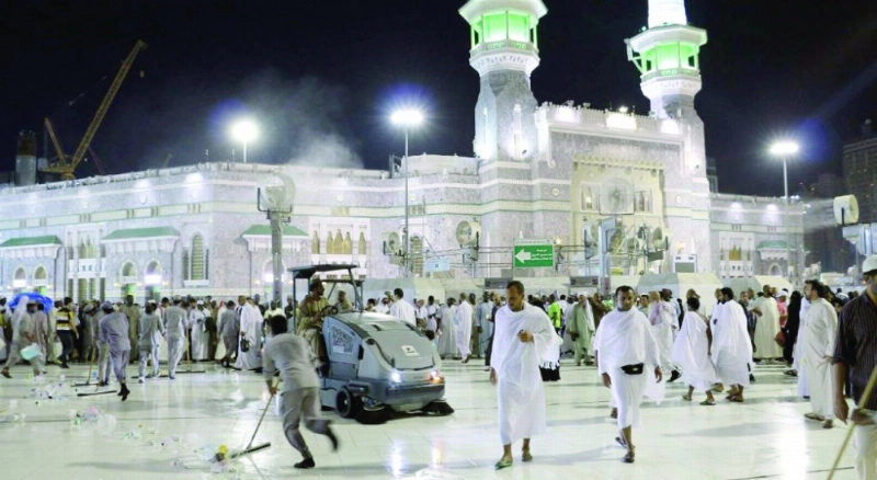 عمال النظافة يؤدون مهامهم داخل الحرم المكي (مكة)