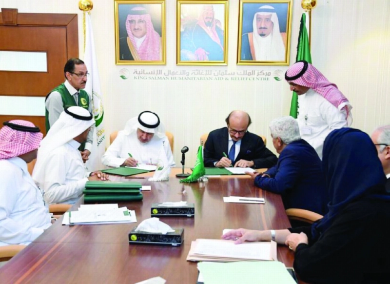 عبدالله الربيعة أثناء توقيعه المشروع (واس)