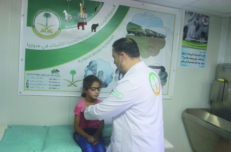 طفلة سورية تعالج بالعيادات السعودية في الزعتري (واس)
