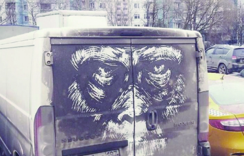 رسمة الفنان الروسي بالتراب (مكة)