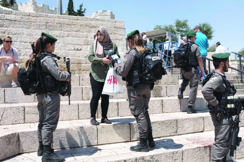 الشرطة الإسرائيلية تفحص أوراق فلسطينية بالقدس القديمة (إ ب أ)
