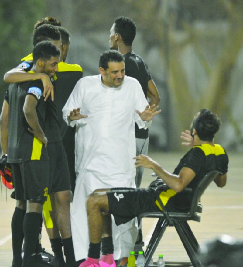 عبدالله شرف الدين مع لاعبي الاتحاد عقب تدريب سابق (إعلامي الاتحادي)