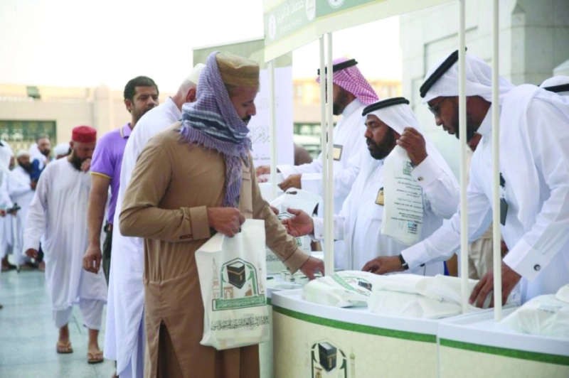 زوار يتسلمون هدايا حملة تواصل (واس)