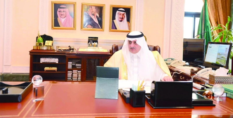 فهد بن سلطان خلال لقائه أحمد الحجيلي (واس)