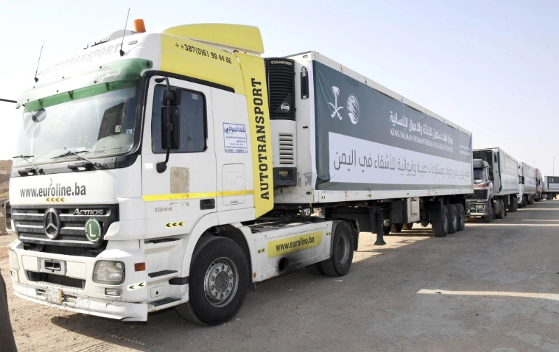 طابور من شاحنات القافلة البرية التي دشنها مركز الملك سلمان لليمن أمس (واس)