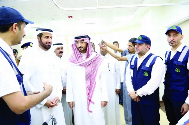 .. وخلال تدشينه مستشفى الحرم للطوارئ (واس)