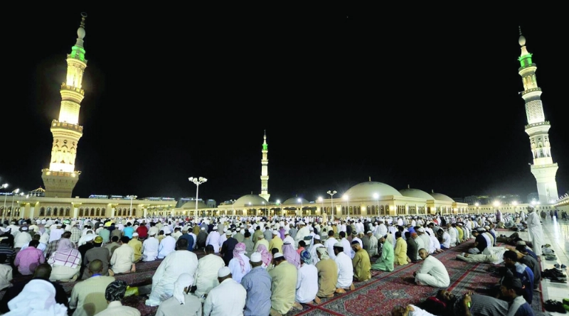 جموع من المصلين في المسجد النبوي (واس)
