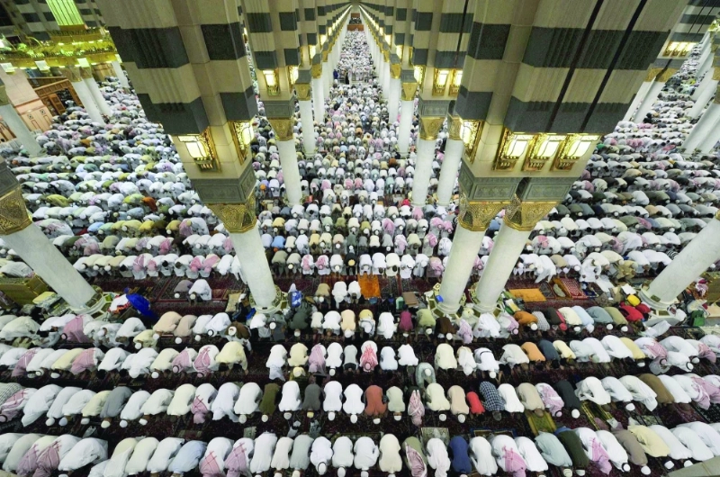 جموع من المصلين في المسجد النبوي (واس)