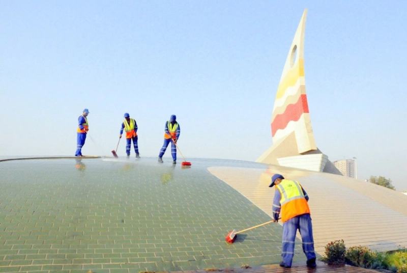 عمال البلدية خلال غسيل الدوارات (مكة)