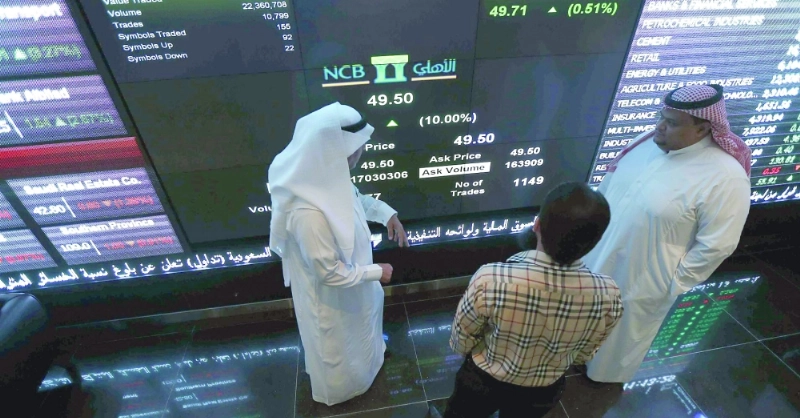 متداولون بجانب شاشة عرض الأسعار (مكة)