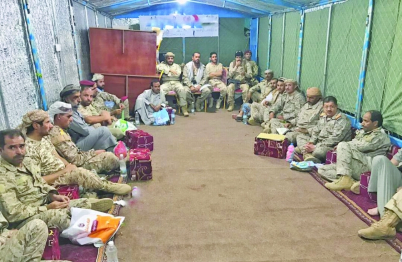 المقدشي مع قادة ألوية بالجيش اليمني أمس (سبأ نت)