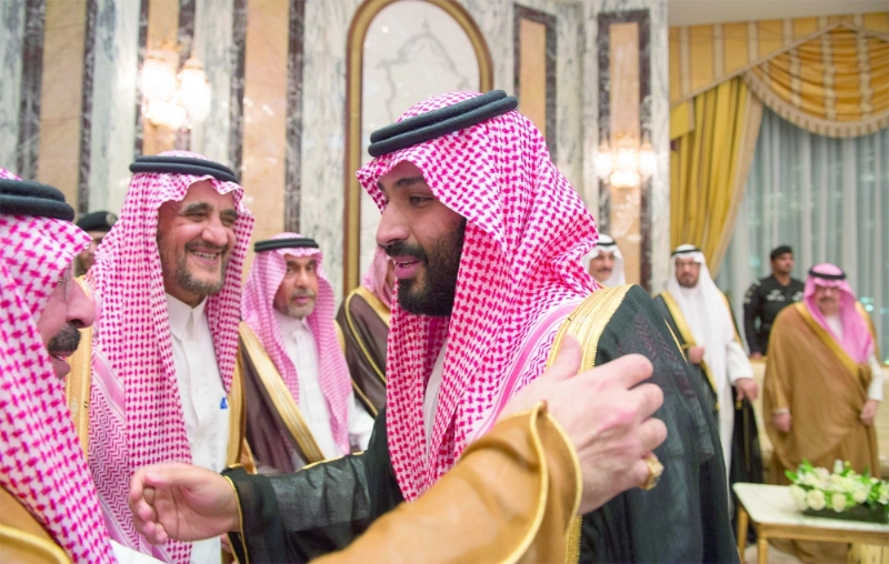 ولي العهد يتلقى البيعة من أمراء في قصر الصفا بمكة أمس (بندر الجلعود)