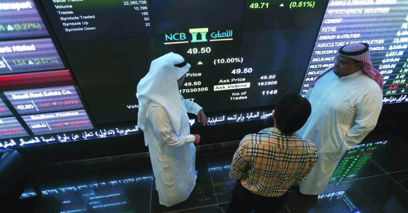متداولون بجانب شاشة عرض الأسعار (مكة)