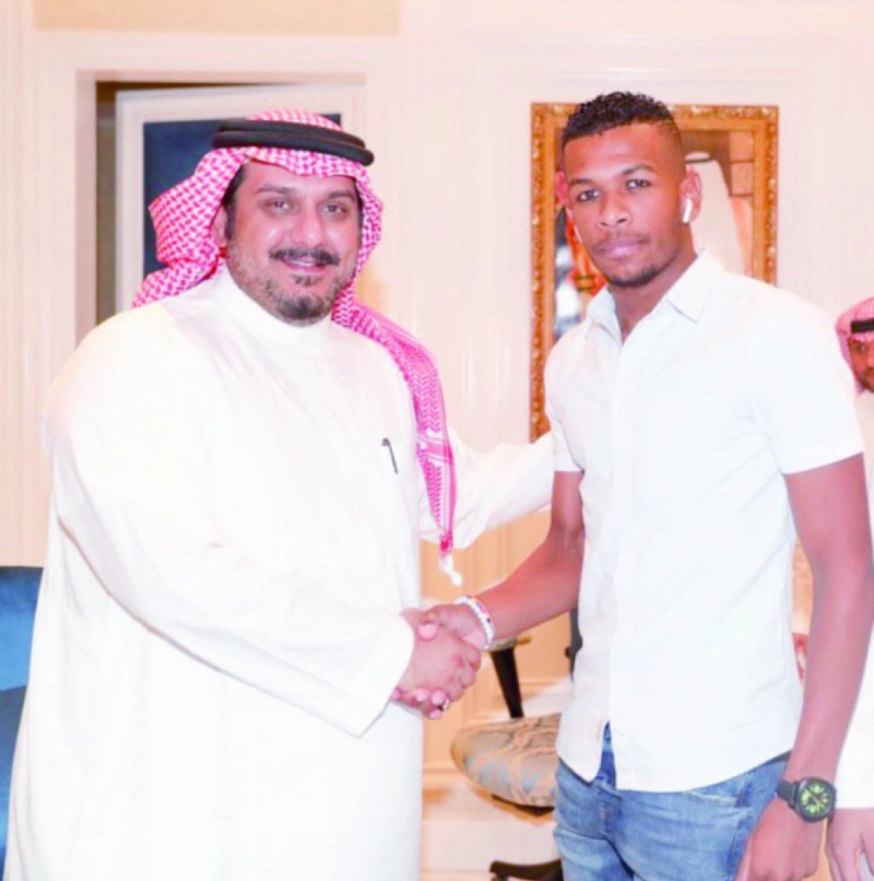 نواف بن سعد واللاعب بعد توقيع العقد (المركز الإعلامي بالهلال)
