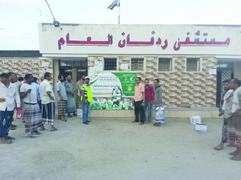 توزيع وجبات إفطار صائم من مركز الملك سلمان في محافظة لحج (واس)