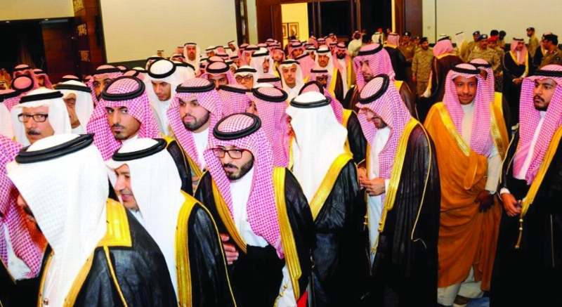 أهالي المنطقة الشرقية يؤدون البيعة لولي العهد بمقر إمارة المنطقة (واس)