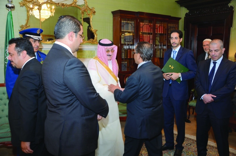 محمد بن نواف مستقبلا المبايعين