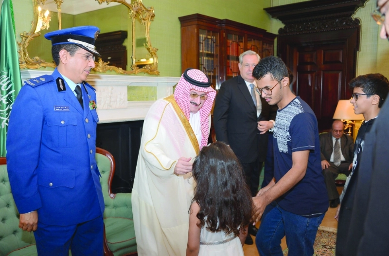محمد بن نواف مستقبلا المبايعين