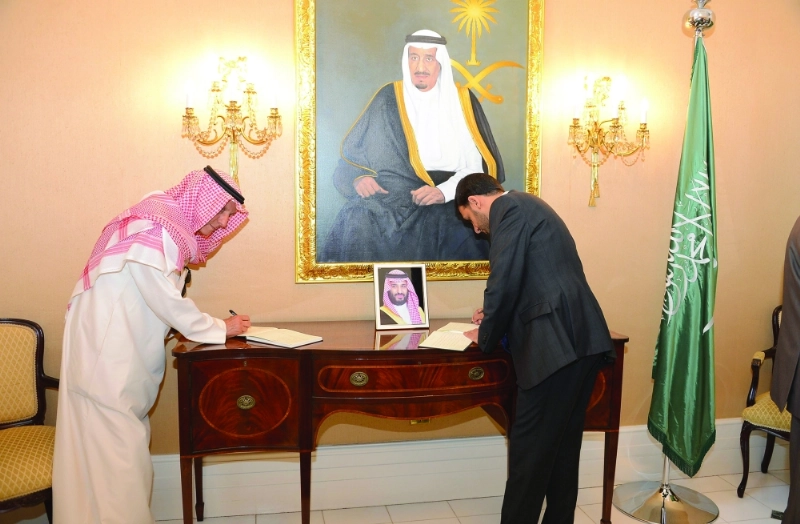 محمد بن نواف مستقبلا المبايعين بمقر السفارة في لندن (واس)