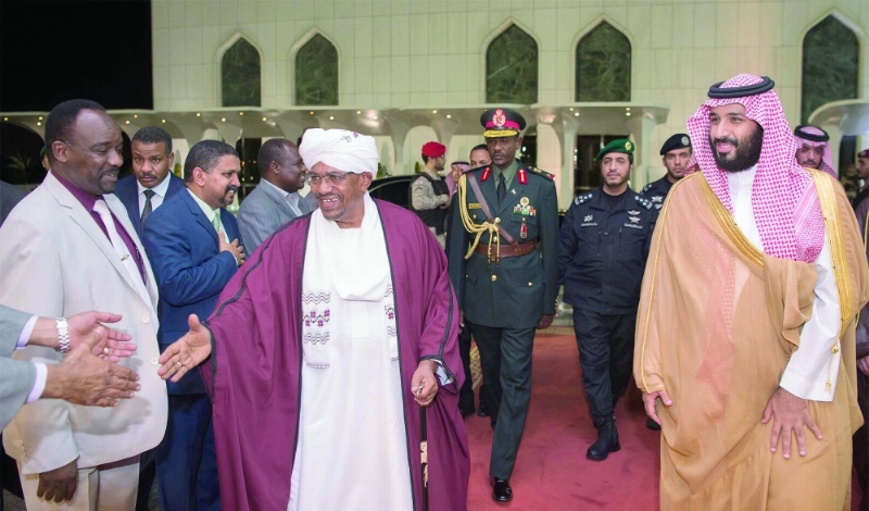 ولي العهد خلال توديعه الرئيس السوداني
