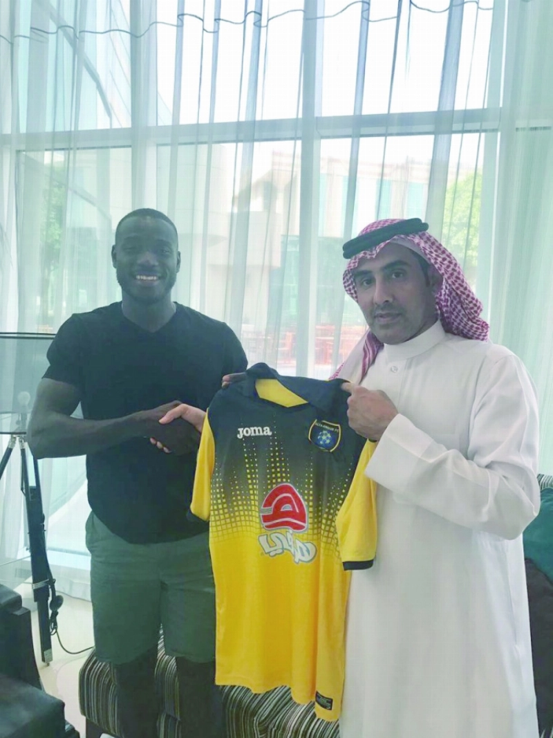نائب الرئيس واللاعب بعد التوقيع (المركز الإعلامي بالتعاون)