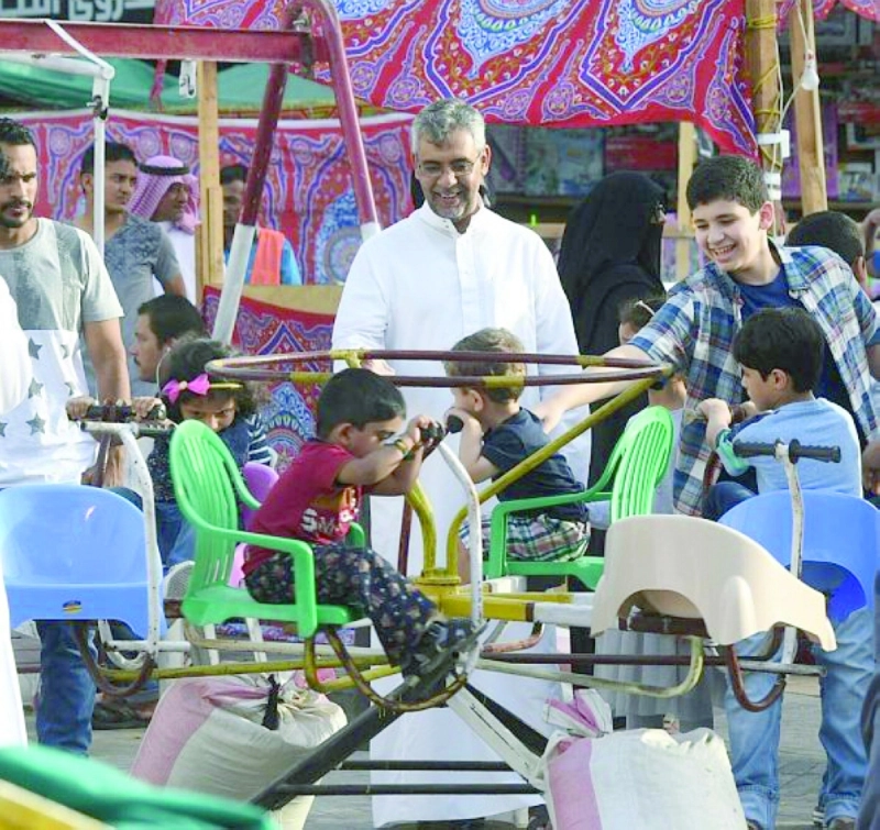 أطفال جدة يلهون بالألعاب الشعبية (واس)