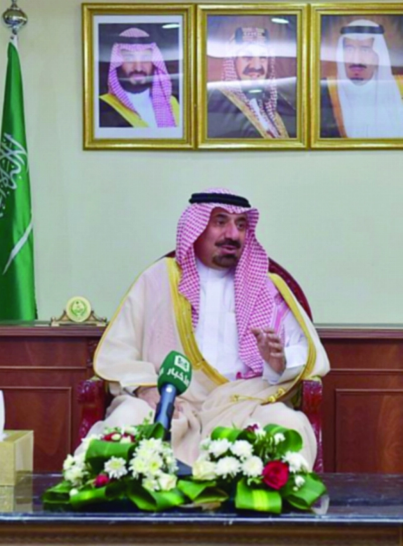 جلوي بن عبدالعزيز متحدثا لموظفي الإمارة