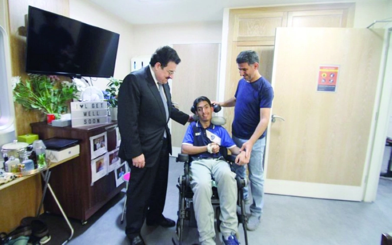 محمد بن نواف خلال معايدة المرضى (واس)