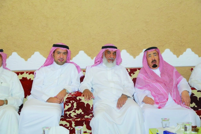 سعود الشلهوب يتوسط الحقيل ووالده (إعلامي الفيحاء)