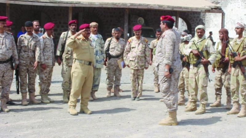 اللواء فضل العمري قائد المنطقة العسكرية الرابعة يتفقد عددا من الألوية في عدن (سبأ نت)