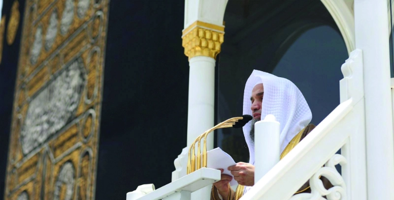 فيصل غزاوي أثناء خطبة الجمعة أمس (واس)