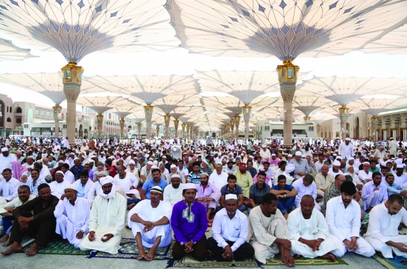مصلون في المسجد النبوي ينصتون لخطبة الجمعة
