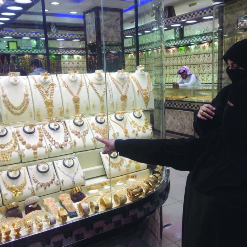 سيدتان أمام محل ذهب (مكة)