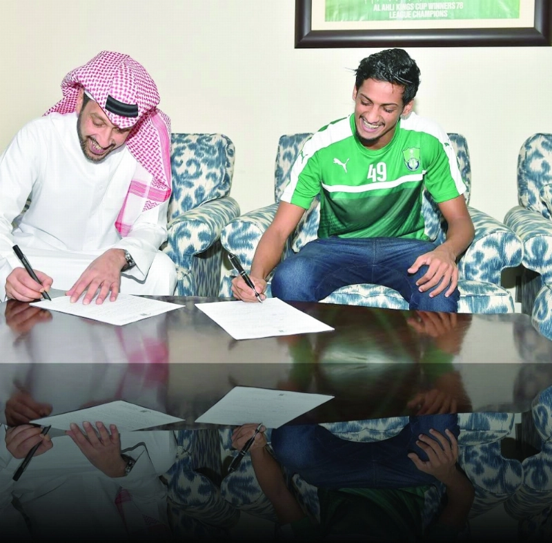 فهد بن خالد يوقع عقد انتقال اللاعب أحمد المبارك للأهلي (مكة)