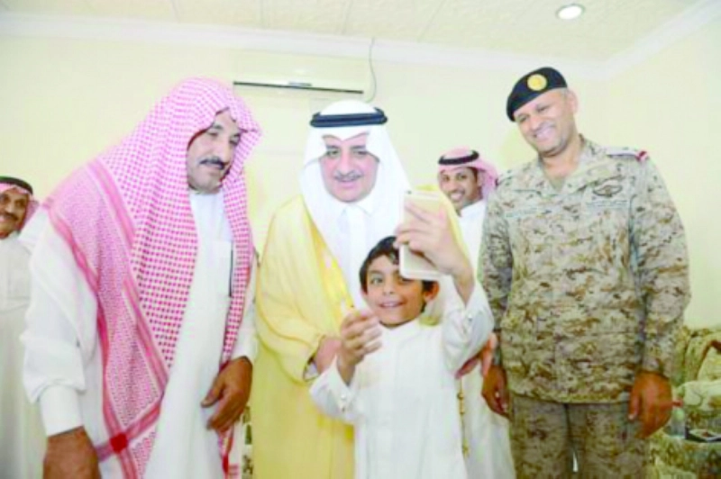 فهد بن سلطان يعزي أسرة الشهيد البلوي (واس)