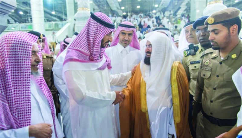 عبدالله بن بندر مصافحا عبدالرحمن السديس في جولة سابقة (واس)